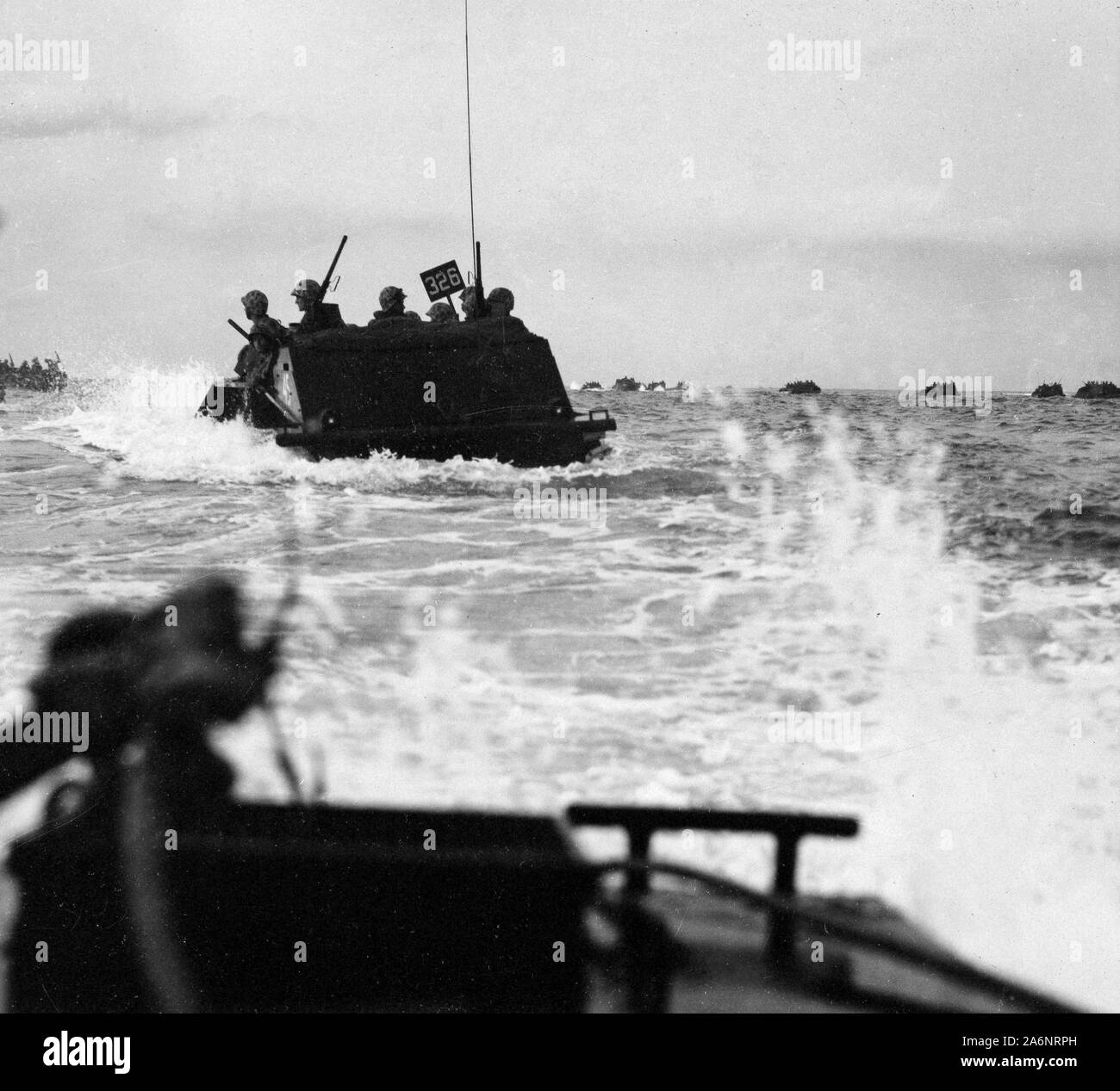 Marine landing craft durante la prima ondata di quelle voci a Tarawa Island Foto Stock