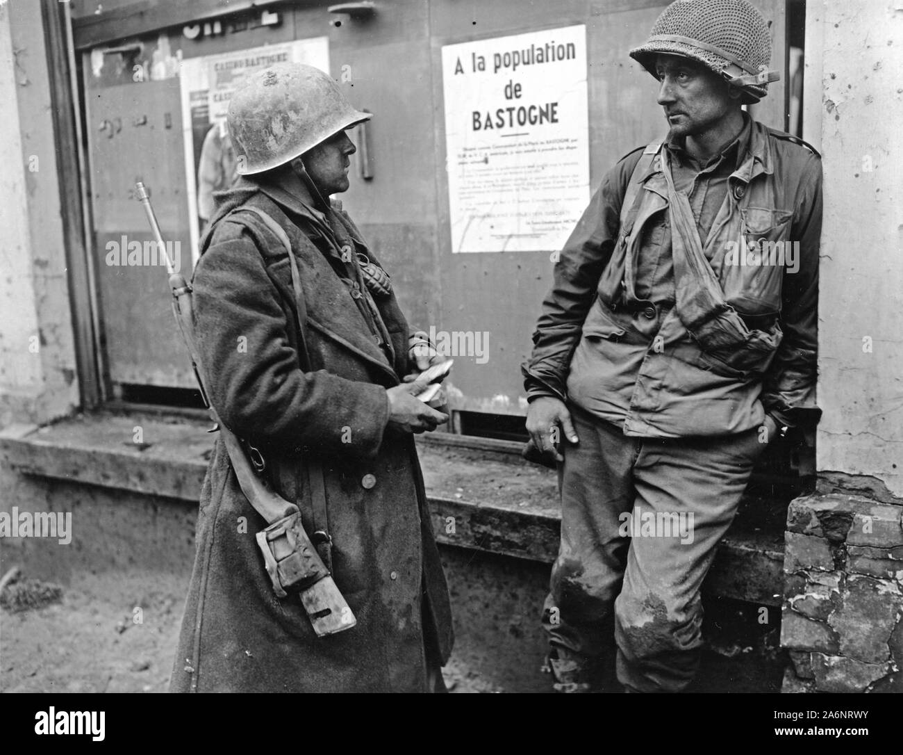 Stati Uniti Le truppe del centodecimo Regt., 28 Div., US 1a seguito dell'esercito tedesco di svolta in quella zona. Il nemico ha superato la loro battaglione. (L-R) Pvt. Adam H. Davis e TS Milford A. Sillars. Foto Stock