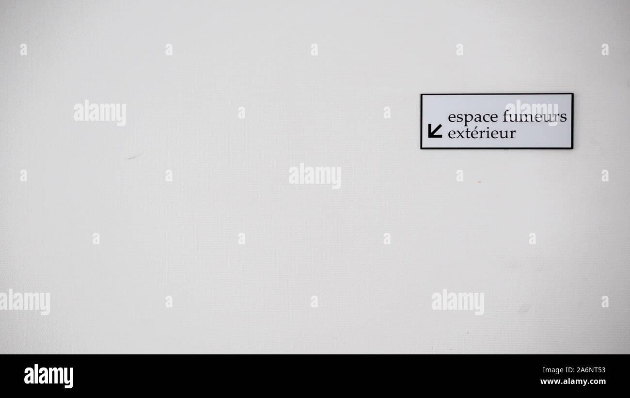 Outdoor area fumatori e firmare in ospedale francese, Le Mans, Francia 22-8-19 Foto Stock