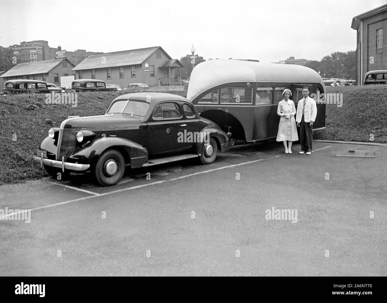 Stati Uniti Servizio sanitario pubblico utilizza clinica del rimorchio in guerra contro la sifilide, dotato di un piano operativo per l'esame di pazienti, un lavello, sterilizzatore, e altre attrezzature necessarie per amministrare i malati di terrore malattia. ca. 1937 Foto Stock
