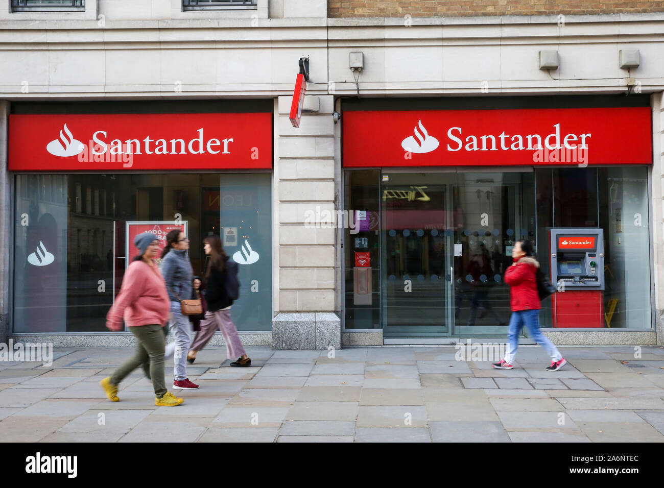 La gente a piedi passato un ramo di Santander nel centro di Londra. Foto Stock