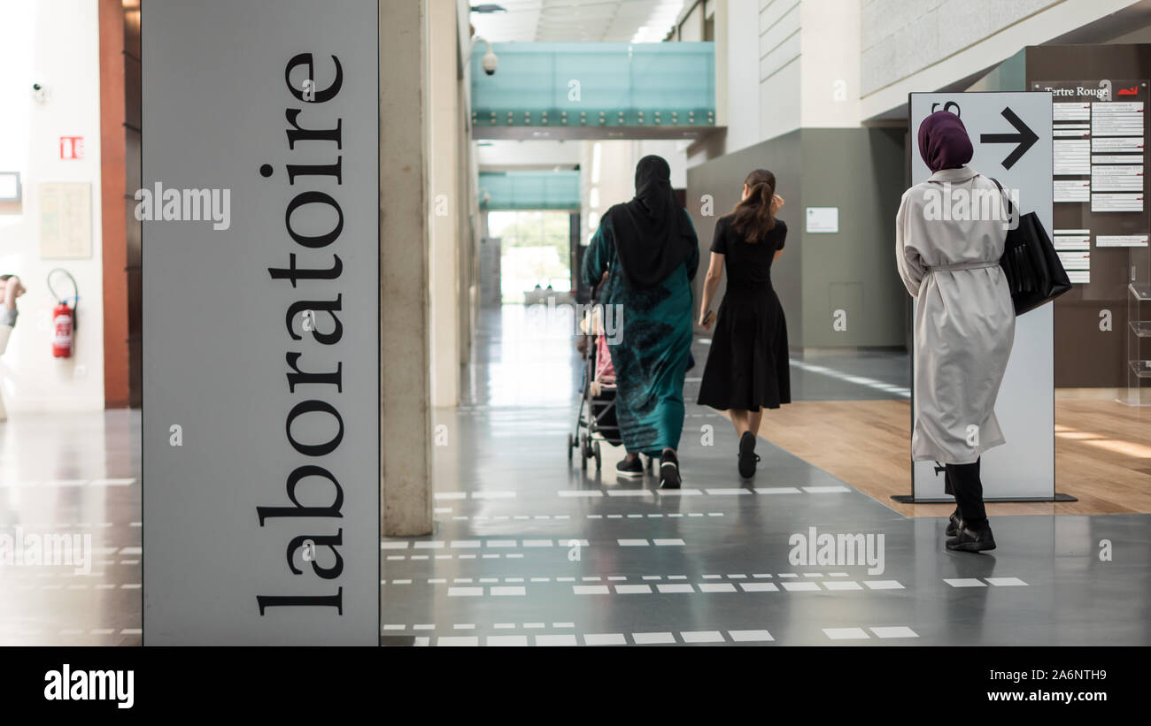 Musulmani donne velate a piedi ospedale sangue di prova di laboratorio, Le Mans, Francia 22-8-19 Foto Stock