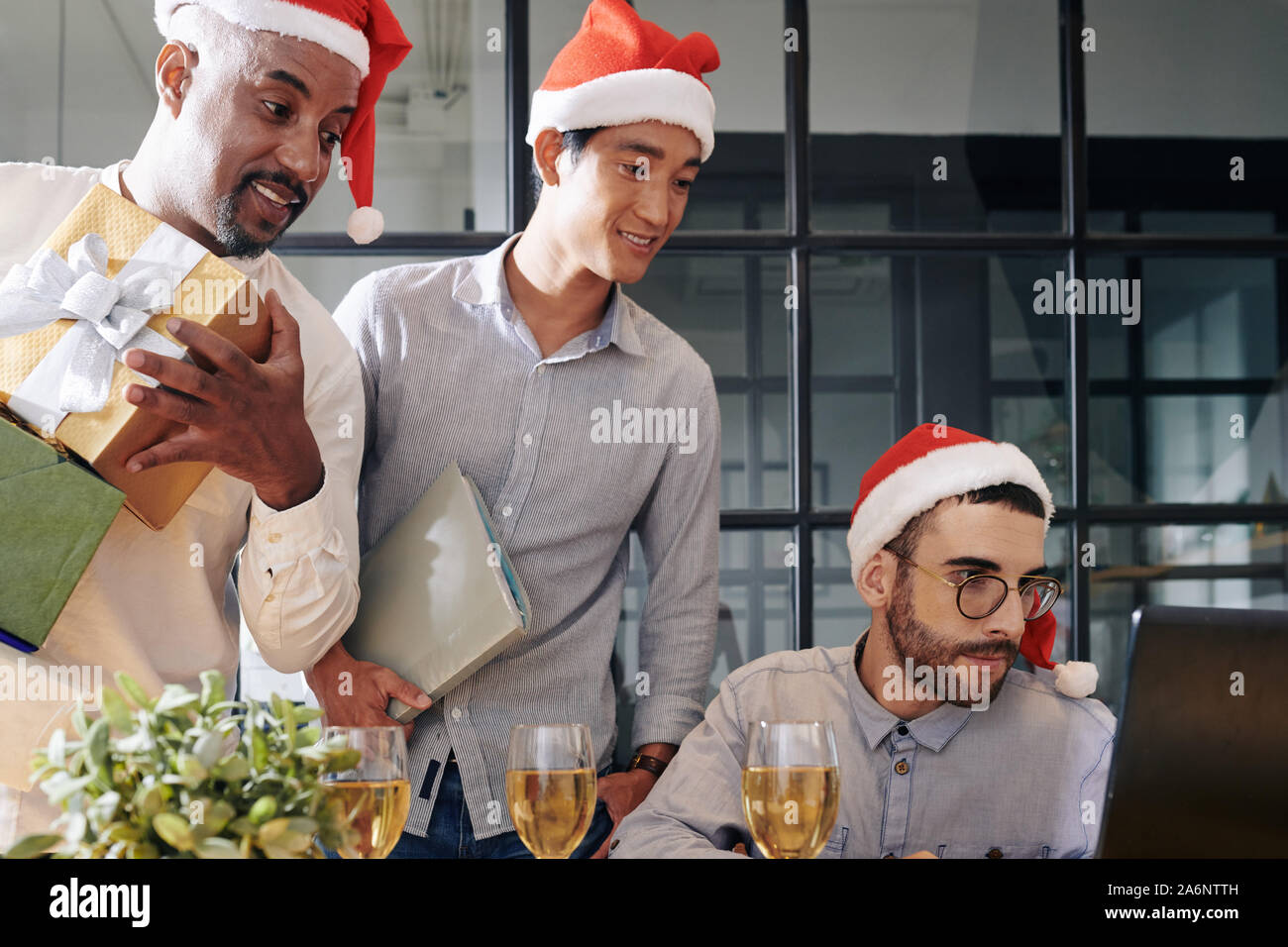 Positivo verso le aziende People Ready per la celebrazione della Messa di Natale e quasi di lasciare l'ufficio quando il loro collega invio relazione annuale via e-mail Foto Stock