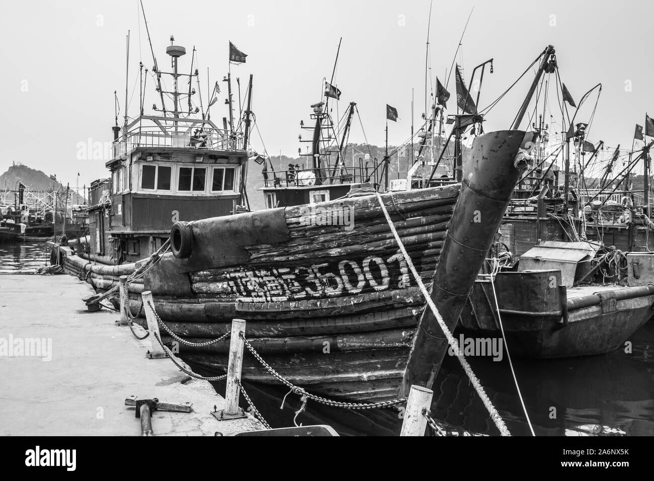 Tradizionale vecchio pescatore stupefacente big boat. Dalian, Cina, 22-8-19 Foto Stock