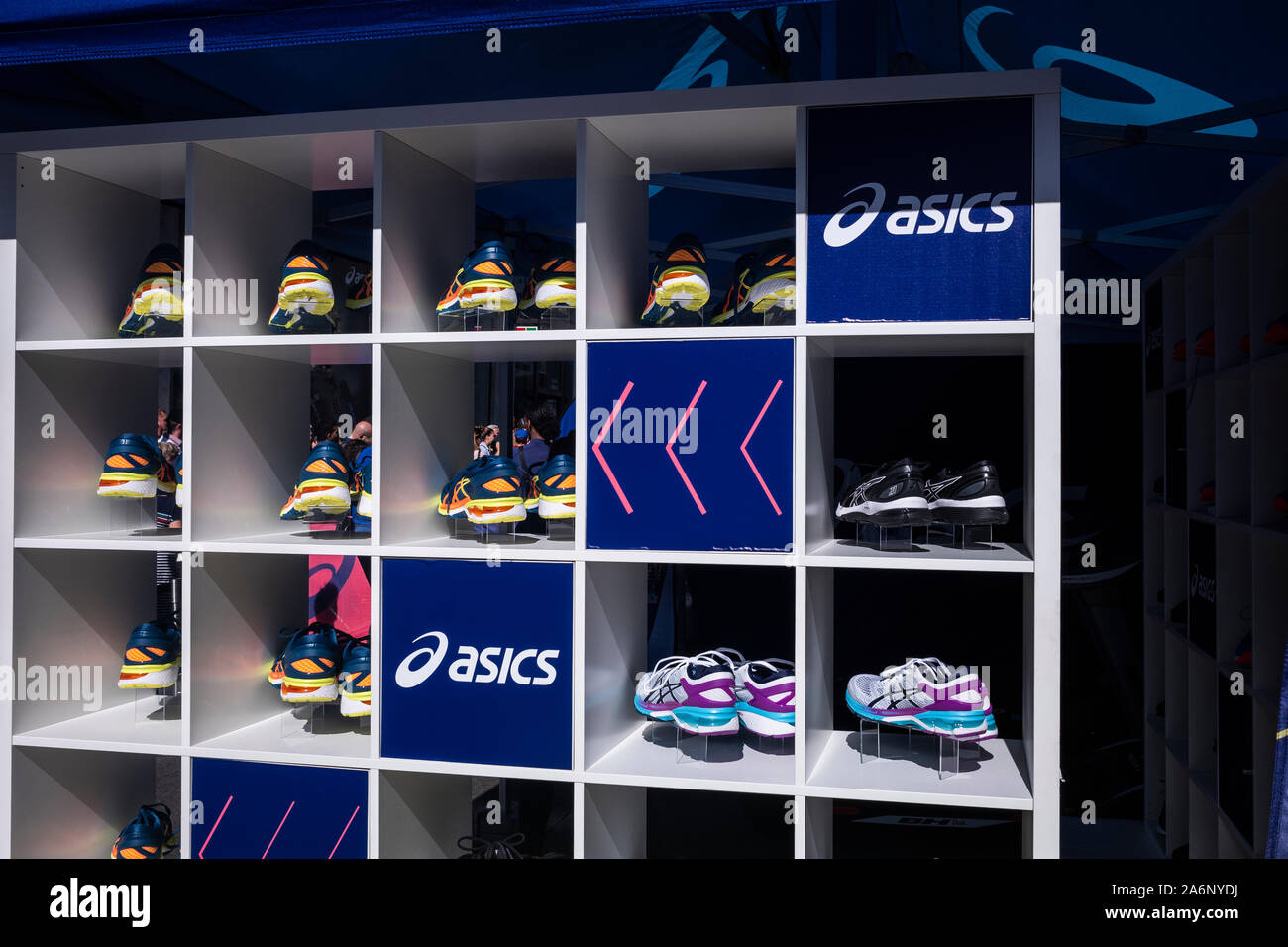 Scarpe da corsa ASICS display su Regent street durante l'estate strade giorno. Regent Street, Londra, Inghilterra, Regno Unito Foto Stock
