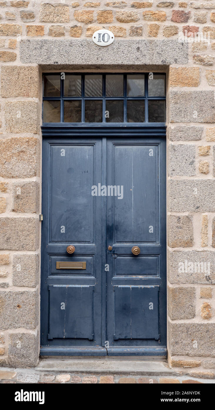 Vecchio Normandia Navy Blue Door, numero 10, a un paio di porte simmetriche, lega di rame maniglie. Quadrato di vetro sulla parte superiore Foto Stock
