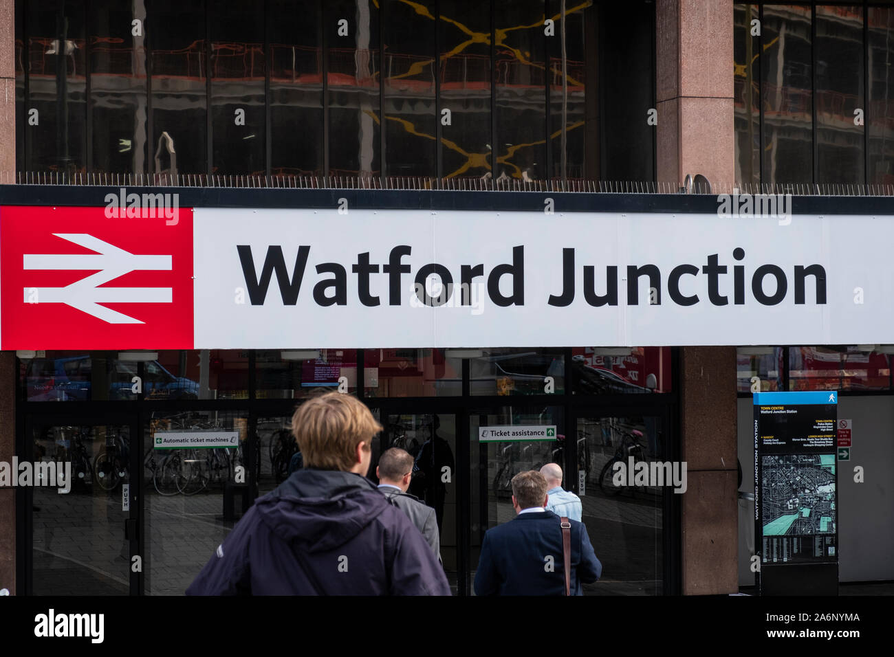 Nuovo segno al di fuori di Watford Junction station prima di lavoro di aggiornamento inizio, Watford, England, Regno Unito Foto Stock