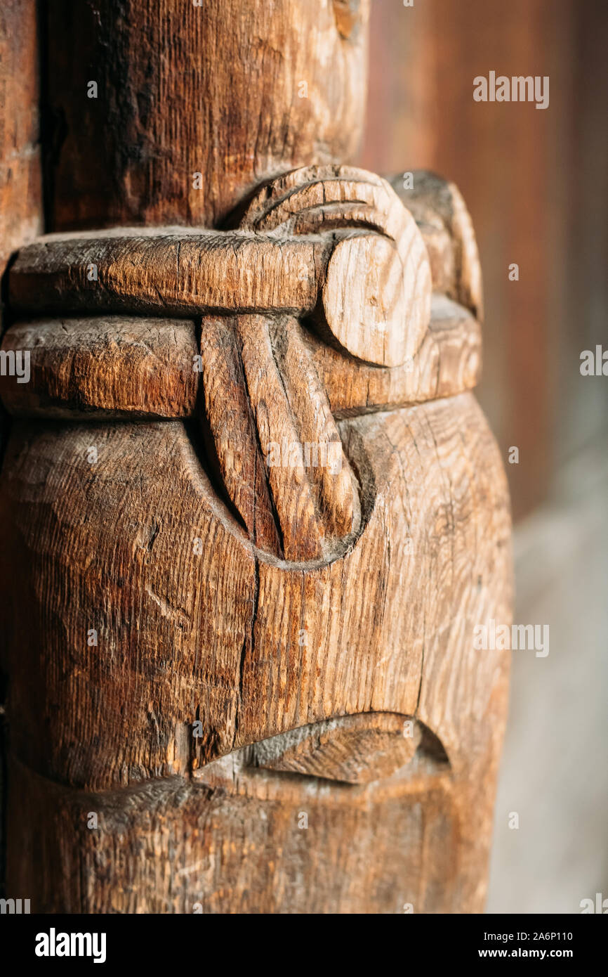 Borgund, Norvegia. Dettagli intagliato di legno famoso norvegese stavkirke Landmark. Antica in legno navata tripla doga Chiesa. Chiudere la vista, i dettagli. Foto Stock