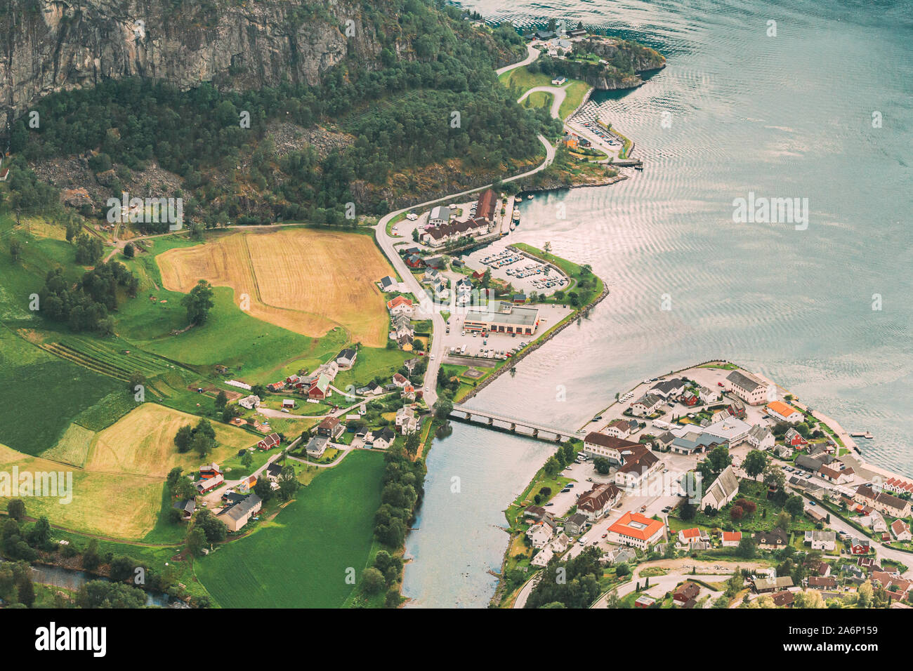 Aurland, Aurlandsvangen, Norvegia. Aurlandsvangen visto dal punto di vista Stegastein In Sogn og Fjordane fiordo. Incredibile Estate Scenic Vista aerea di Norweg Foto Stock