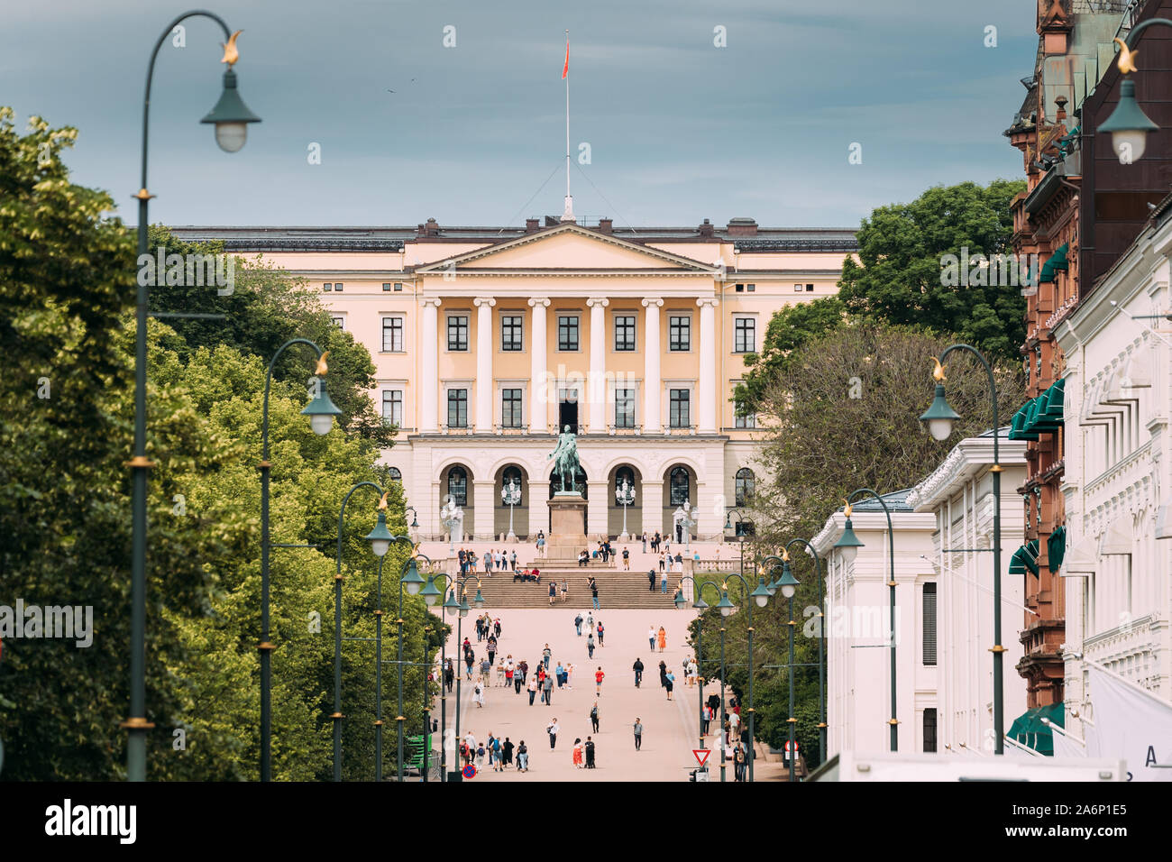 Oslo, Norvegia - 24 Giugno 2019: le persone camminare vicino a Palazzo Reale (Det Kongelige Slott) a Oslo, capitale della Norvegia. Foto Stock
