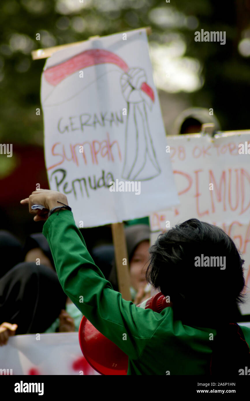 Makassar, Indonesia, 28 ott 2019. Gli studenti provenienti da Makassar Stato islamico University (UIN) campus, portando gli striscioni sulle strade durante una dimostrazione sulla gioventù giuramento al giorno. Gli studenti dimostrano di chiedere allo Stato di realizzare un solo per la democrazia, pur dando discorsi nel centro della città di Makassar che provoca gli inceppamenti di traffico. Credito: Herwin Bahar/Alamy Live News Foto Stock