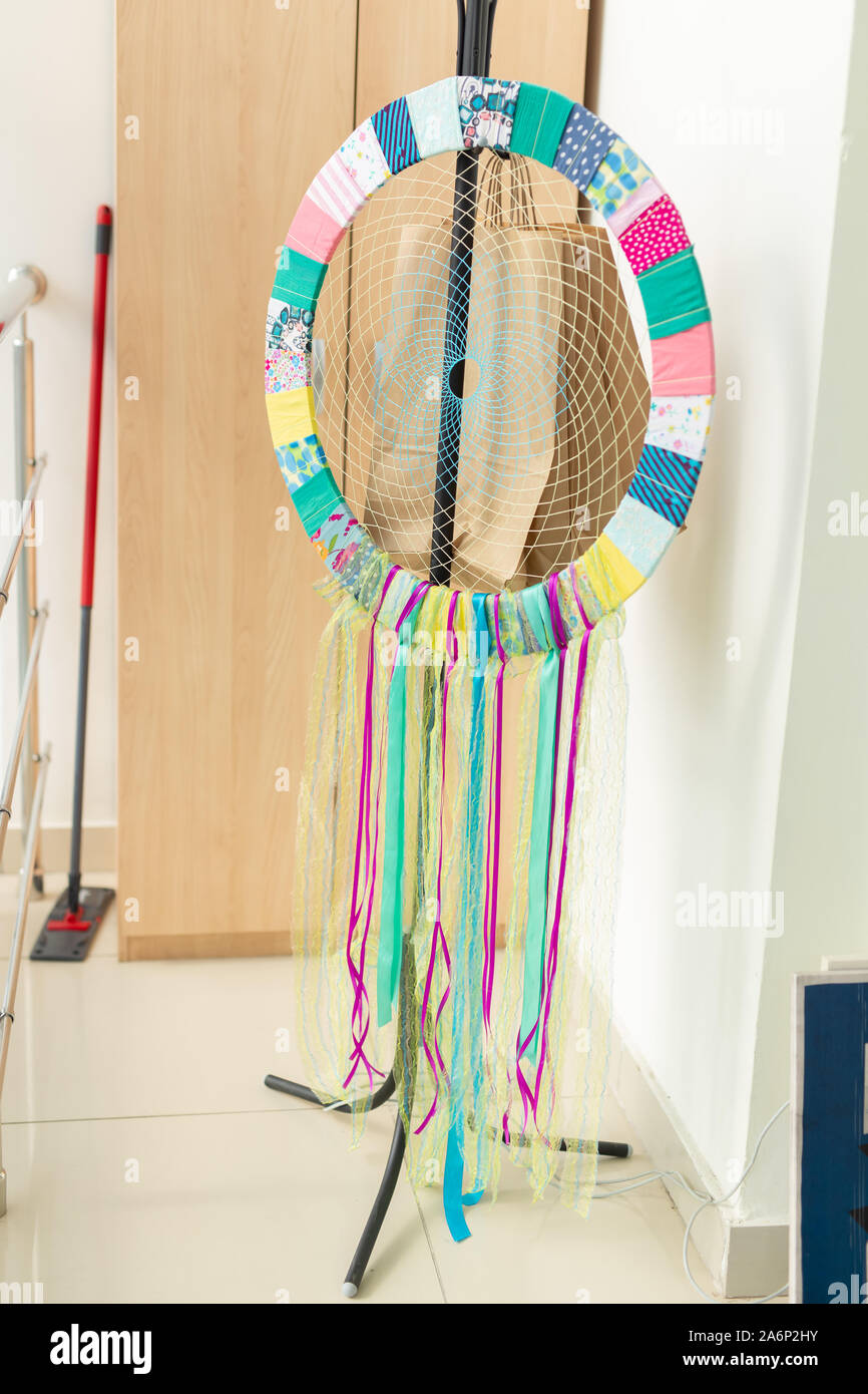 Insonnia e incubi concetto - Bellissima dream catcher con nastri colorati in ambienti chiusi. Foto Stock