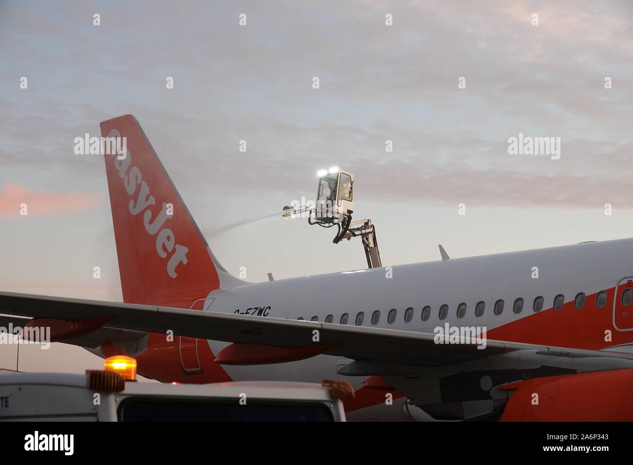 Aeroporto di Luton. 28 ottobre 2019. Gli aeromobili della flotta easyJet vengono sghiacciati in questa mattina fredda e gelosa Foto Stock