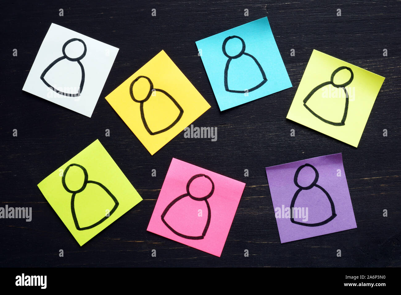 Il concetto di diversità. Le figure di persone attratte su pezzi di carta colorata. Foto Stock Il concetto di diversità. Le figure di persone attratte su pezzi di carta colorata. Foto Stock
