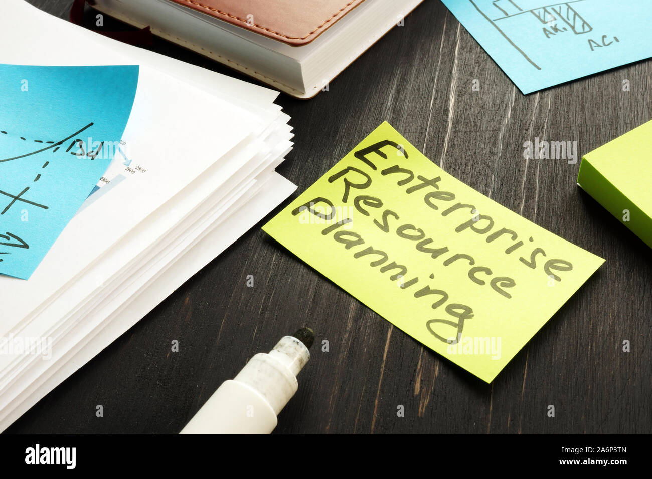 ERP - Enterprise resource planning concetto. Pila di documenti commerciali. Foto Stock