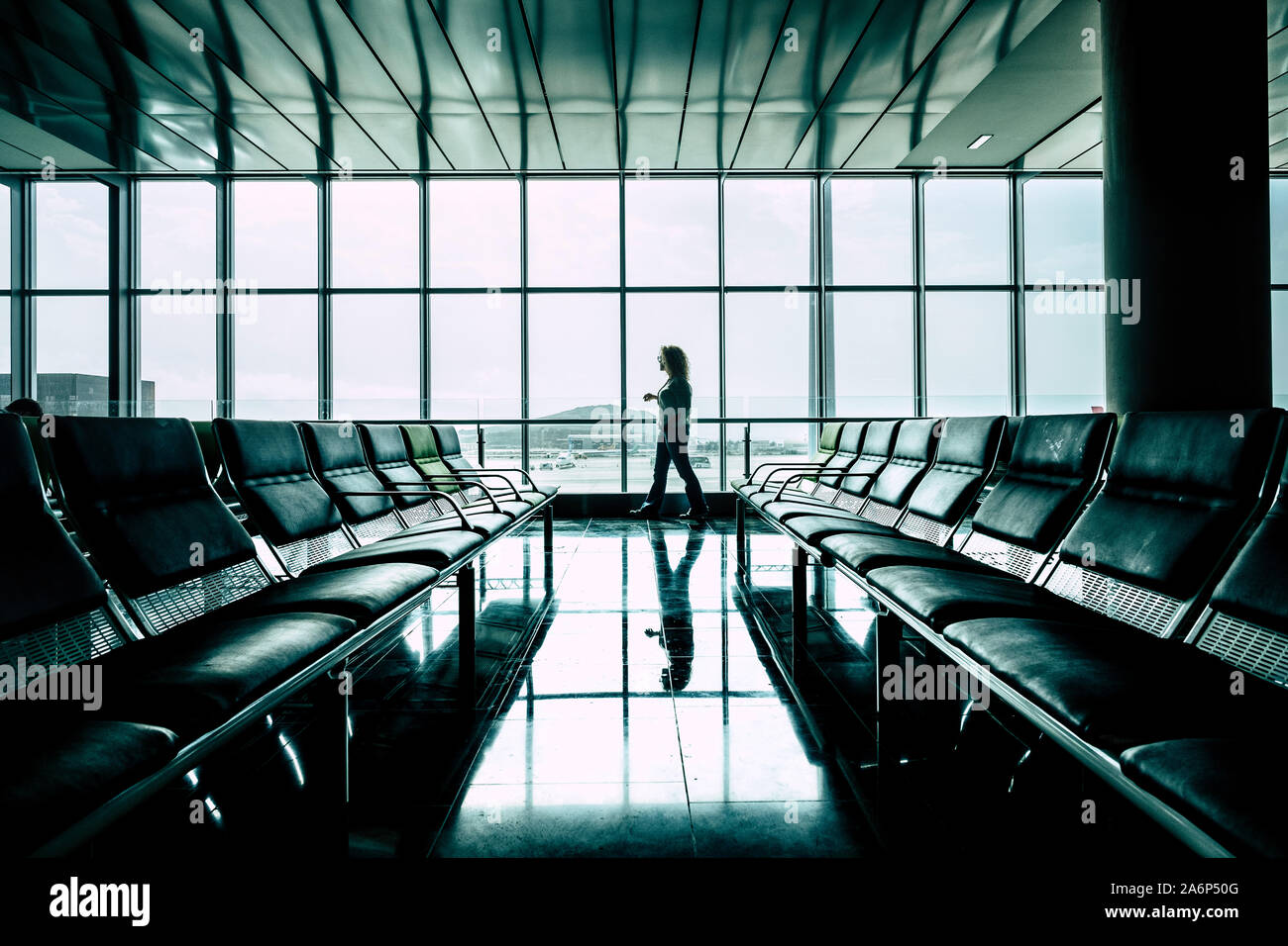 La donna a piedi la porta di aeroporto in attesa del volo partenza per affari o per vacanza attività - ritardo fly o annullato - diritti e assicurazione per il viaggio Foto Stock