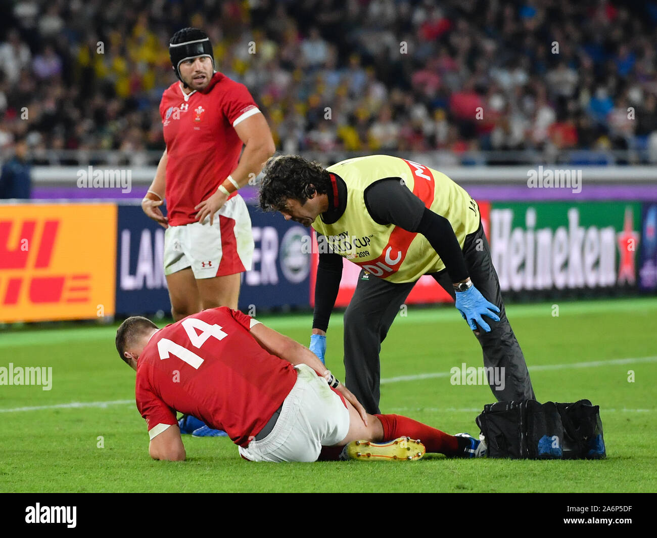 Il Galles George Nord ricevono cure mediche durante il 2019 Coppa del Mondo di Rugby semifinale partita contro il Sud Africa a International Stadium Yokohama. Foto Stock