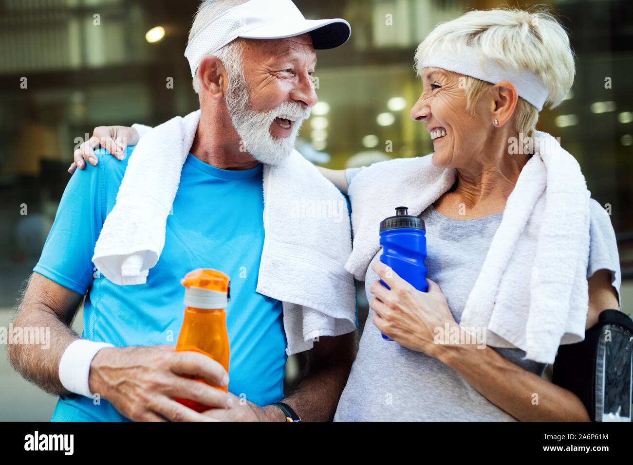 Esecuzione di Coppia matura congratularmi e felice di finire il loro allenamento mattutino Foto Stock