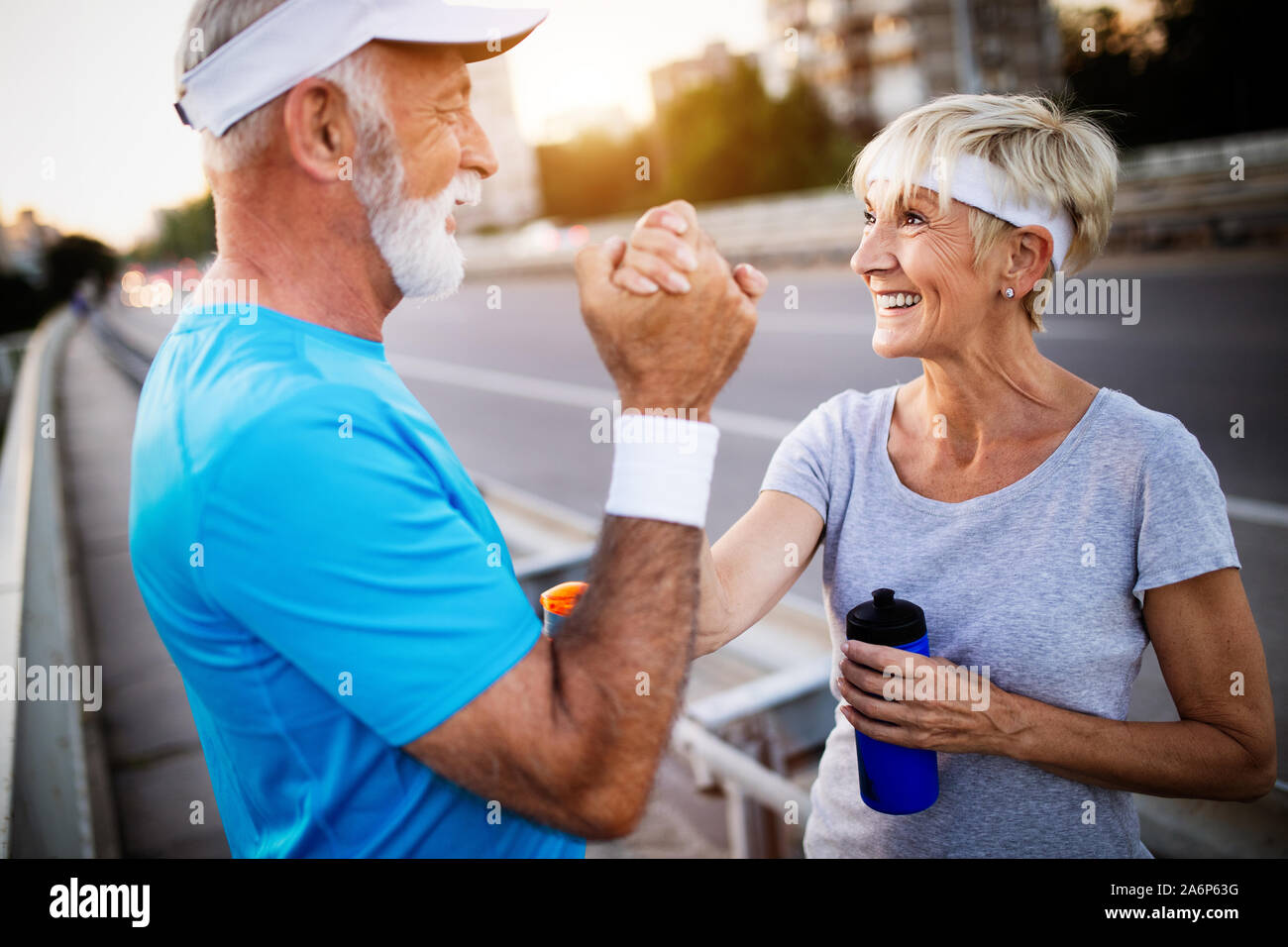 Esecuzione di Coppia matura congratularmi e felice di finire il loro allenamento mattutino Foto Stock