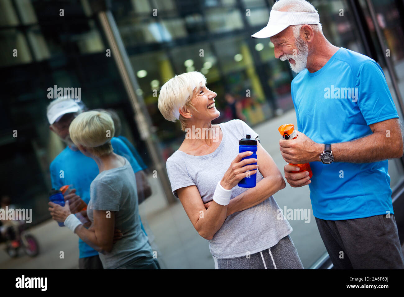 Esecuzione di Coppia matura congratularmi e felice di finire il loro allenamento mattutino Foto Stock