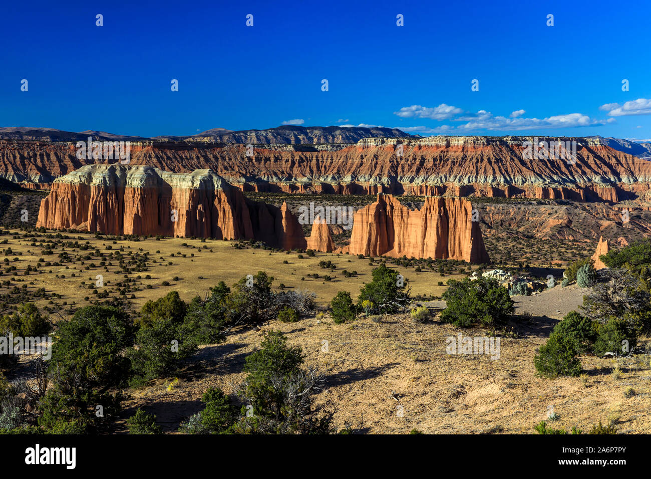 Un tardo pomeriggio vista della spettacolare monoliti e pieghe di roccia arenaria pareti del duomo superiore Valle, Capitol Reef National Park nello Utah, Stati Uniti d'America. Foto Stock