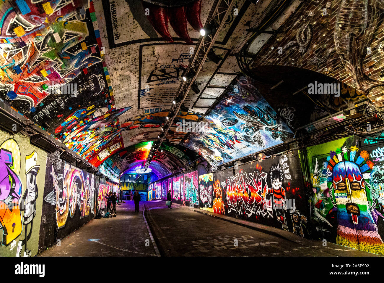 Artigianato colorato e murales all'interno del Leake Street graffiti tunnel, London, Regno Unito Foto Stock