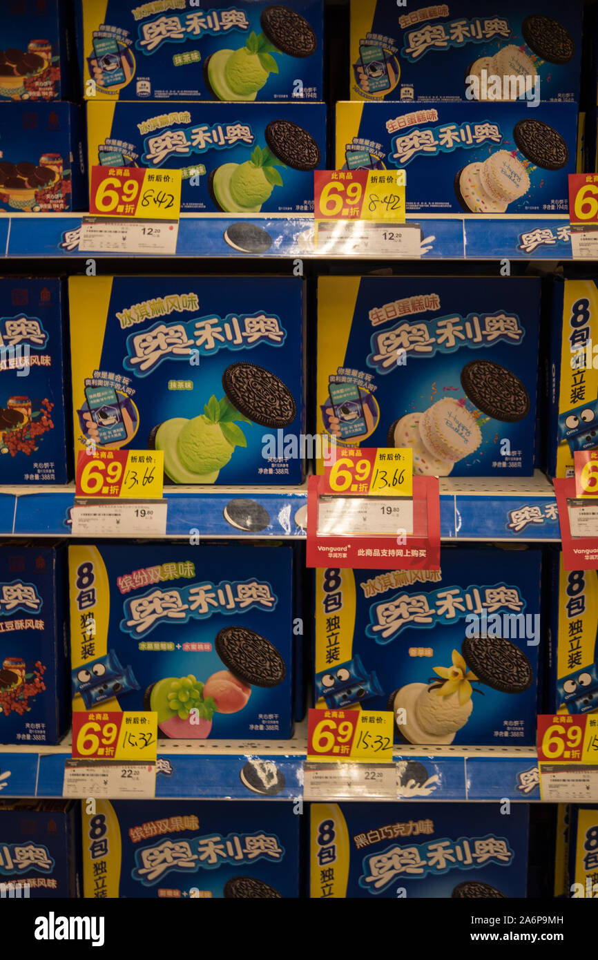 Oreo in Cina : assortimento dei prodotti in cinese supermercato, Shanghai, Cina, 31 Luglio 2019 Foto Stock