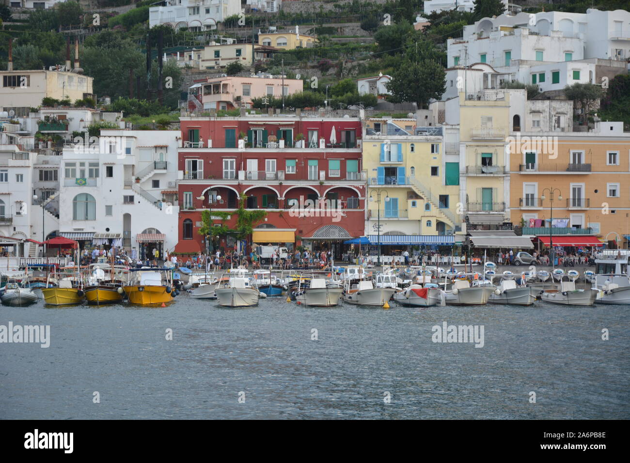 CAPRI, Italia - 23 agosto 2018: la vista dell'isola di Capri la marina e il case sul porto Foto Stock