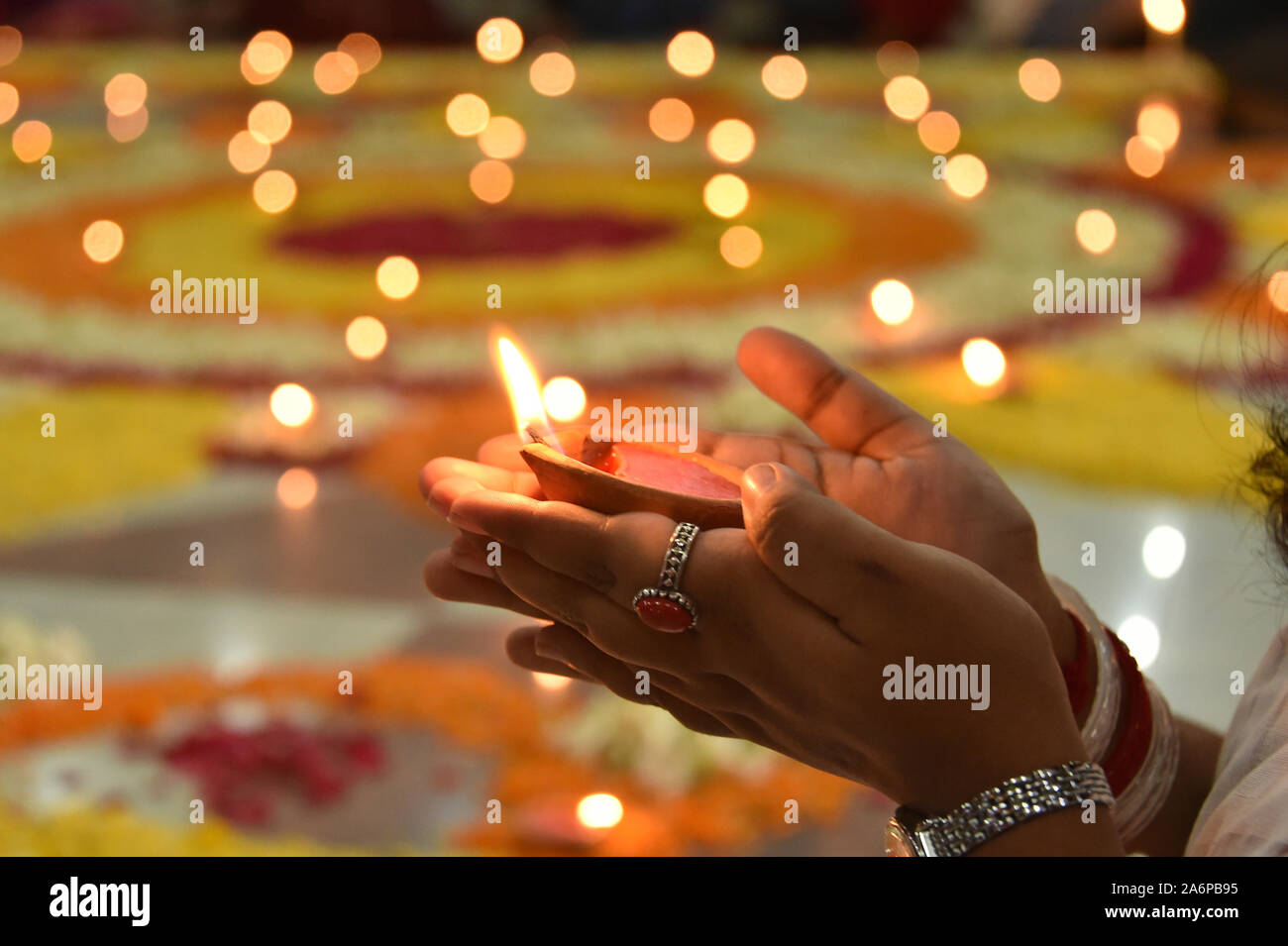 Dacca in Bangladesh. 27 ott 2019. Una donna accende una lampada per celebrare Diwali, la festa indù delle luci, a Dhaka, nel Bangladesh il Ott 27, 2019. Credito: Str/Xinhua/Alamy Live News Foto Stock