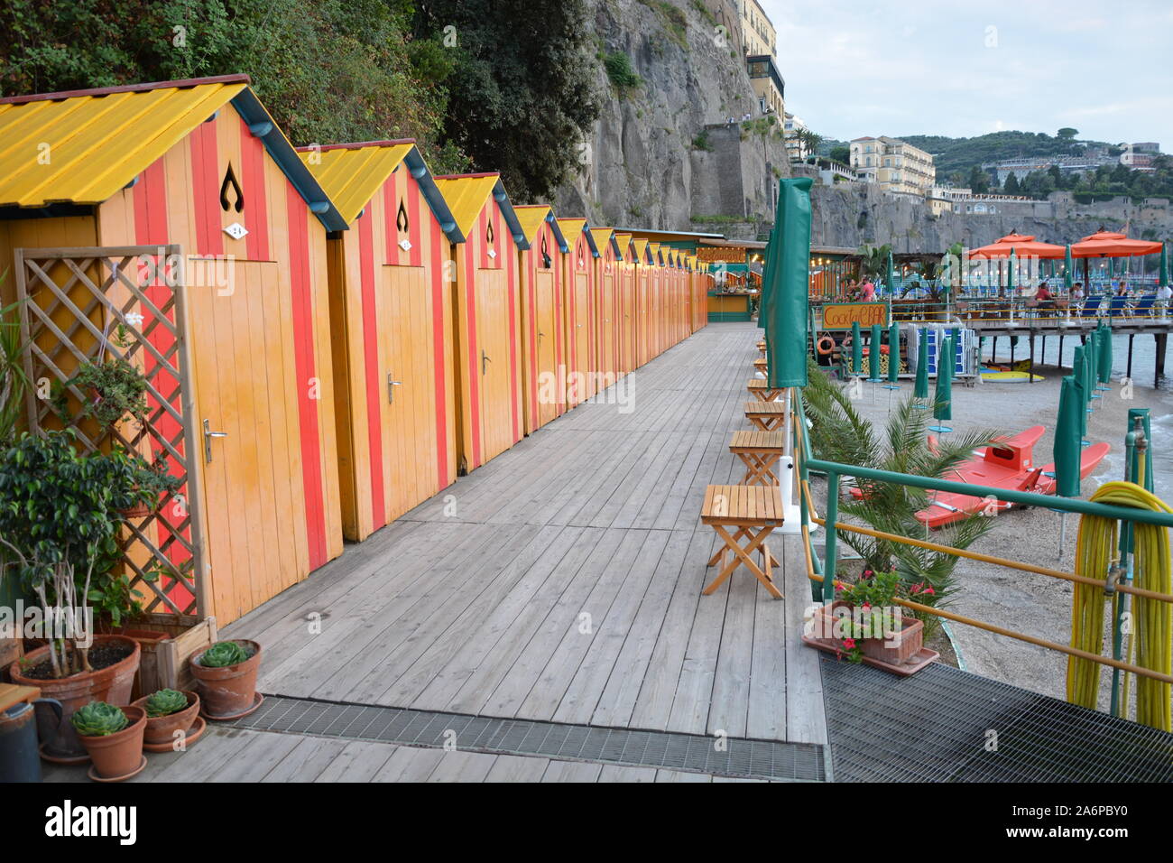 SORRENTO, Italia - 23 agosto 2018: Peter Beach Club Ristorante e Cocktail Bar a Sorrento al tramonto Foto Stock