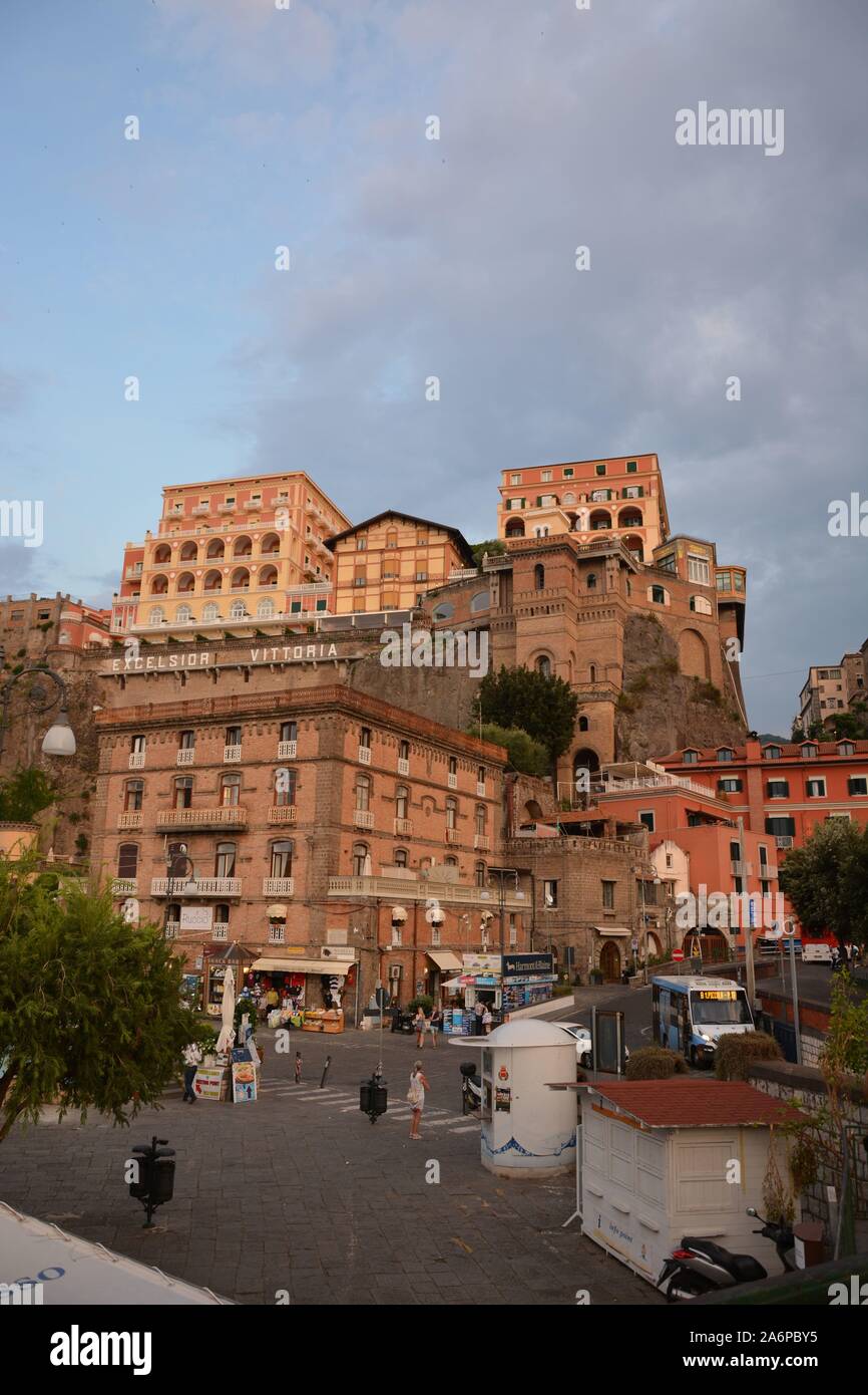 SORRENTO, Italia - 23 agosto 2018: Sorrento vista della città di sera Foto Stock