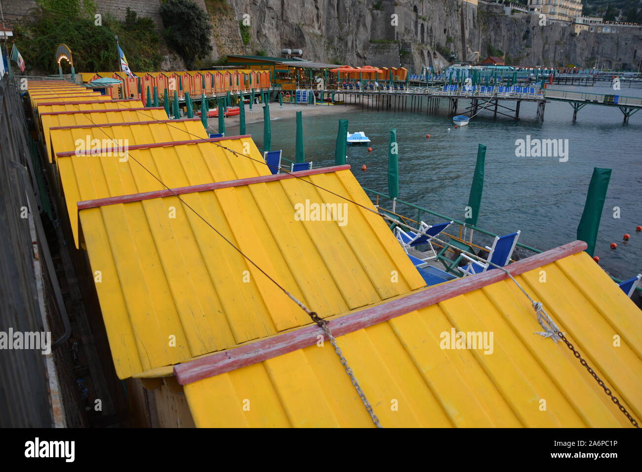SORRENTO, Italia - 23 agosto 2018: Peter Beach Club Ristorante e Cocktail Bar a Sorrento al tramonto Foto Stock