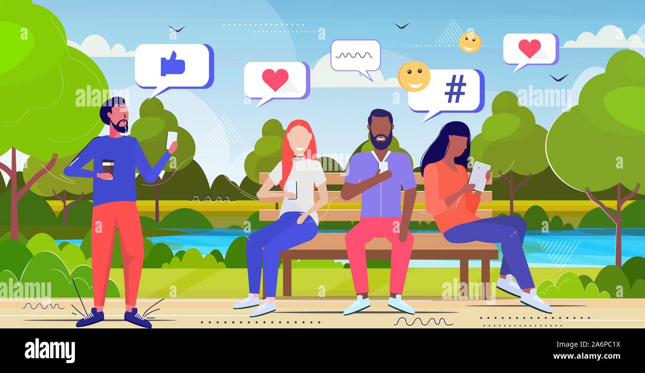 Le persone che usano online mobile app social media network chat bubble concetto di comunicazione mix gara uomini donne seduta al banco di legno d'estate il parco paesaggio schizzo di sfondo per tutta la lunghezza orizzontale illustrazione vettoriale Illustrazione Vettoriale