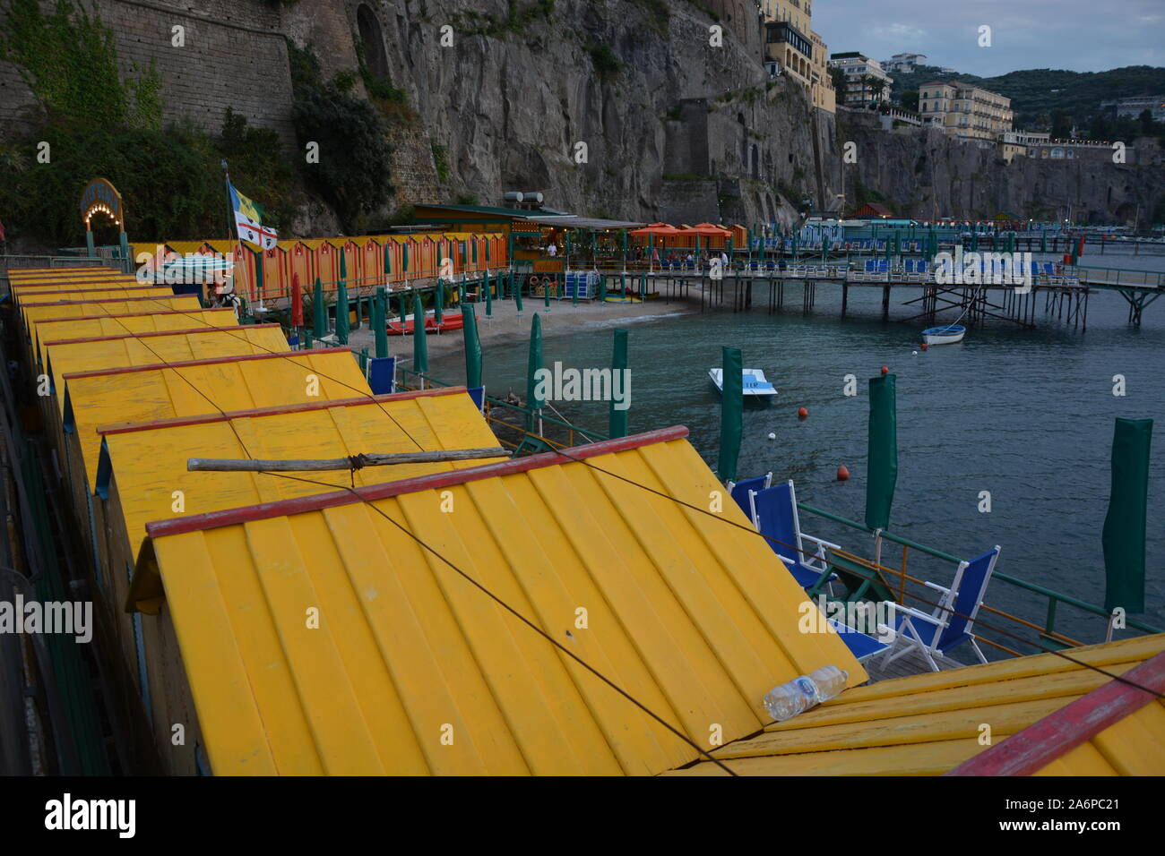 SORRENTO, Italia - 23 agosto 2018: Peter Beach Club Ristorante e Cocktail Bar a Sorrento al tramonto Foto Stock