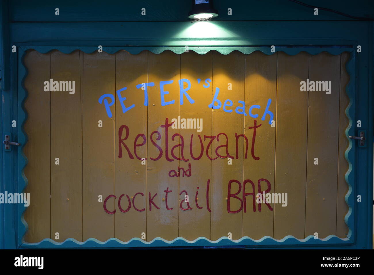 SORRENTO, Italia - 23 agosto 2018: Peter Beach Club Ristorante e Cocktail Bar a Sorrento al tramonto Foto Stock