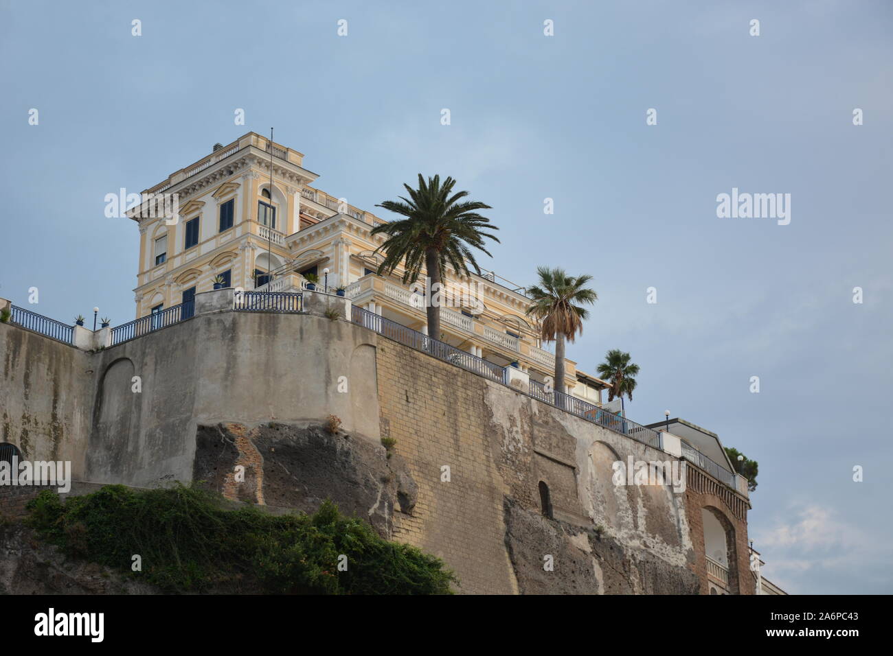 SORRENTO, Italia - 23 agosto 2018: Sorrento vista della città di sera Foto Stock