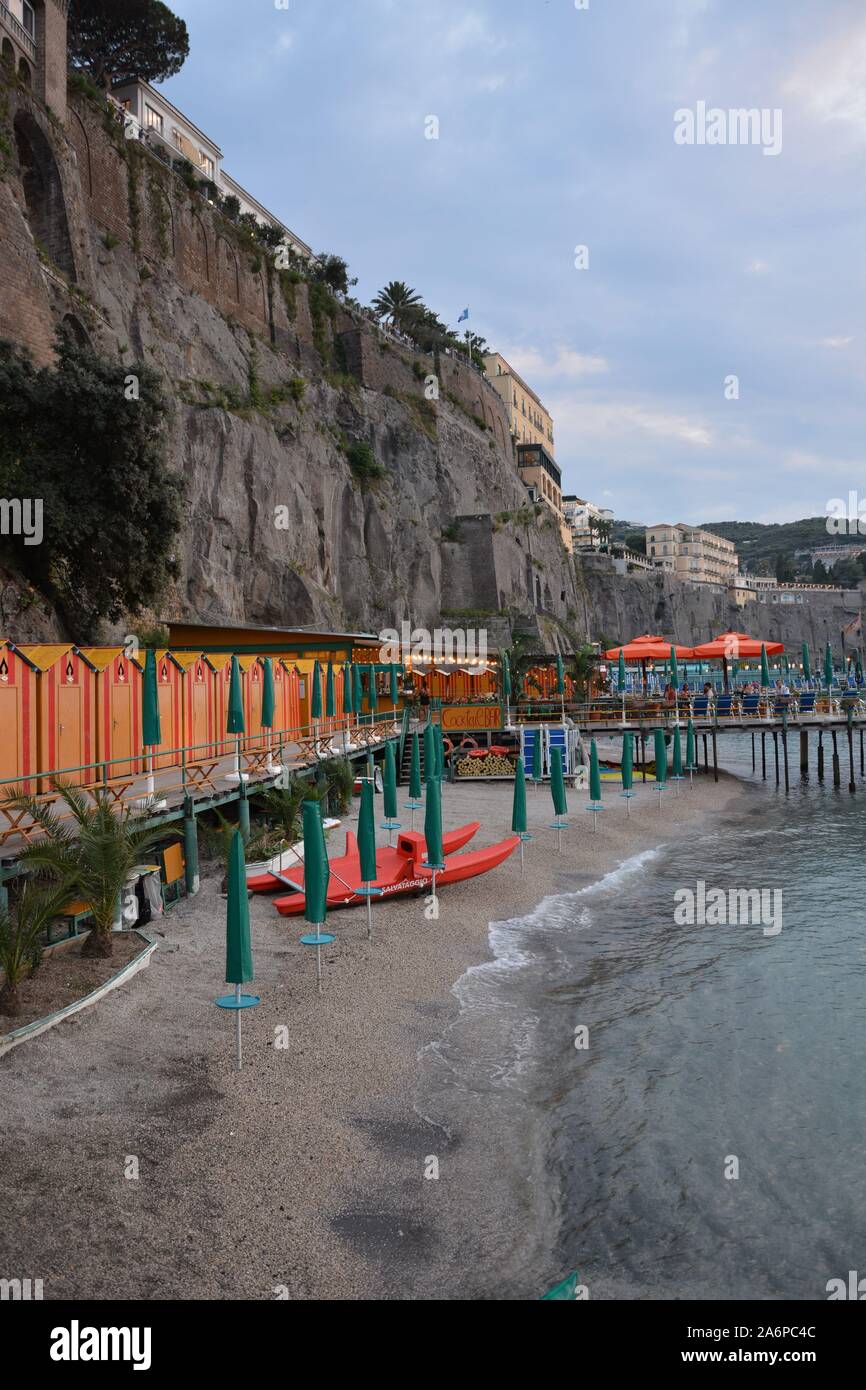 SORRENTO, Italia - 23 agosto 2018: Peter Beach Club Ristorante e Cocktail Bar a Sorrento al tramonto Foto Stock