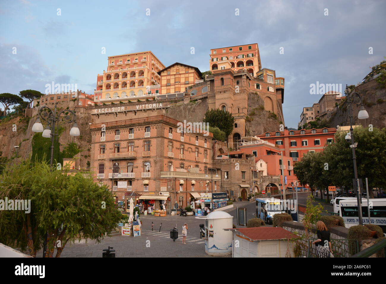 SORRENTO, Italia - 23 agosto 2018: Sorrento vista della città di sera Foto Stock