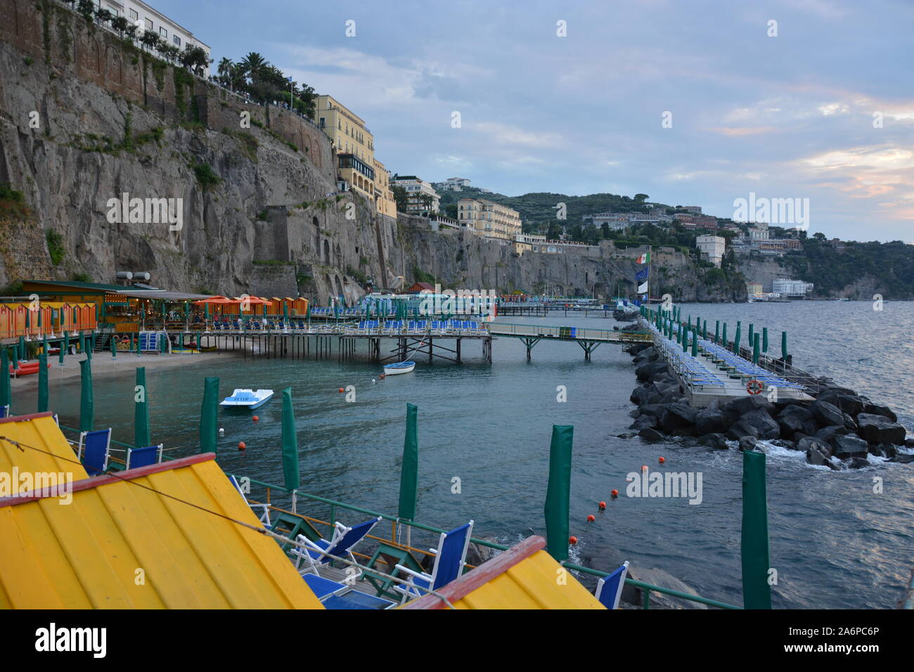 SORRENTO, Italia - 23 agosto 2018: Peter Beach Club Ristorante e Cocktail Bar a Sorrento al tramonto Foto Stock