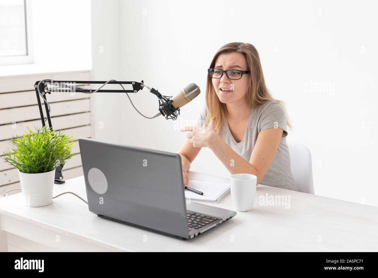 Radio concetto host - Ritratto di donna presentatore radio con cuffie Foto Stock