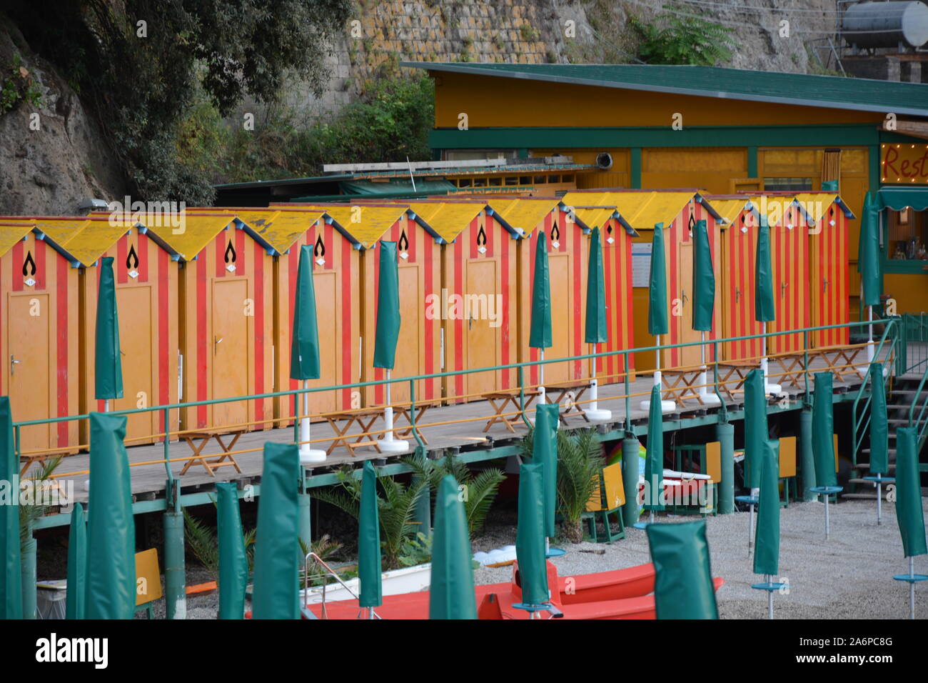 SORRENTO, Italia - 23 agosto 2018: Peter Beach Club Ristorante e Cocktail Bar a Sorrento al tramonto Foto Stock