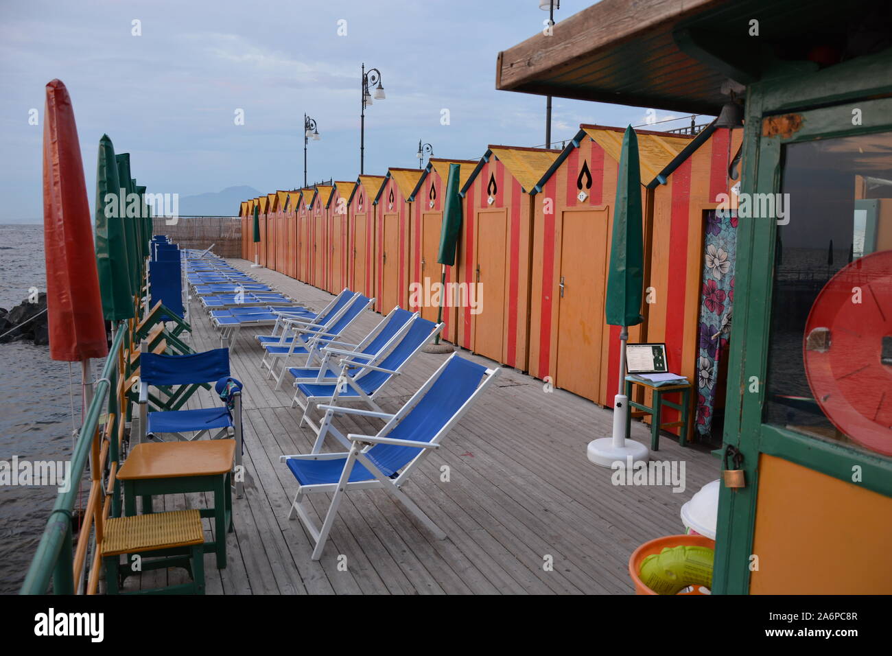 SORRENTO, Italia - 23 agosto 2018: Peter Beach Club Ristorante e Cocktail Bar a Sorrento al tramonto Foto Stock