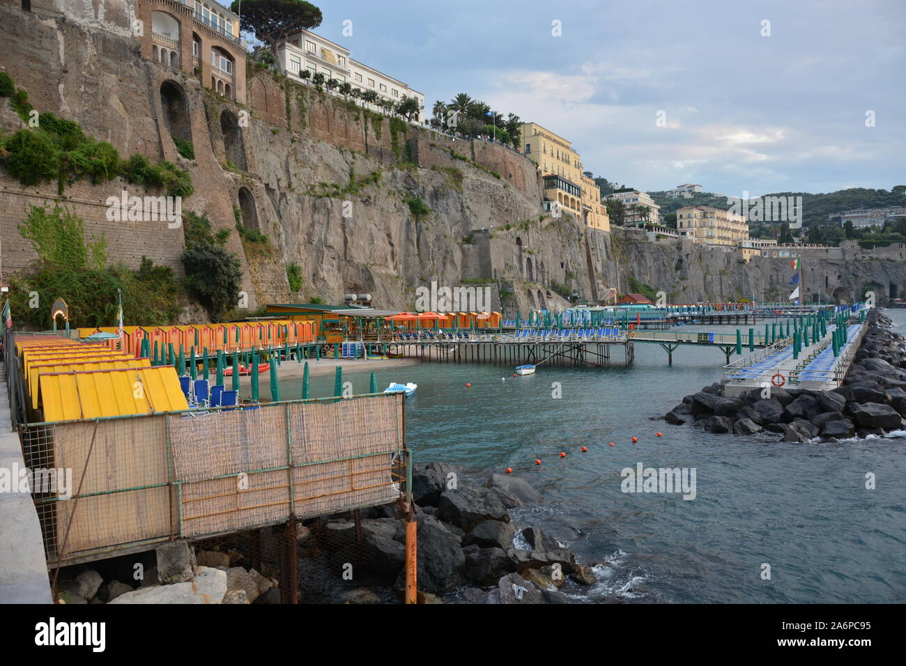 SORRENTO, Italia - 23 agosto 2018: Peter Beach Club Ristorante e Cocktail Bar a Sorrento al tramonto Foto Stock