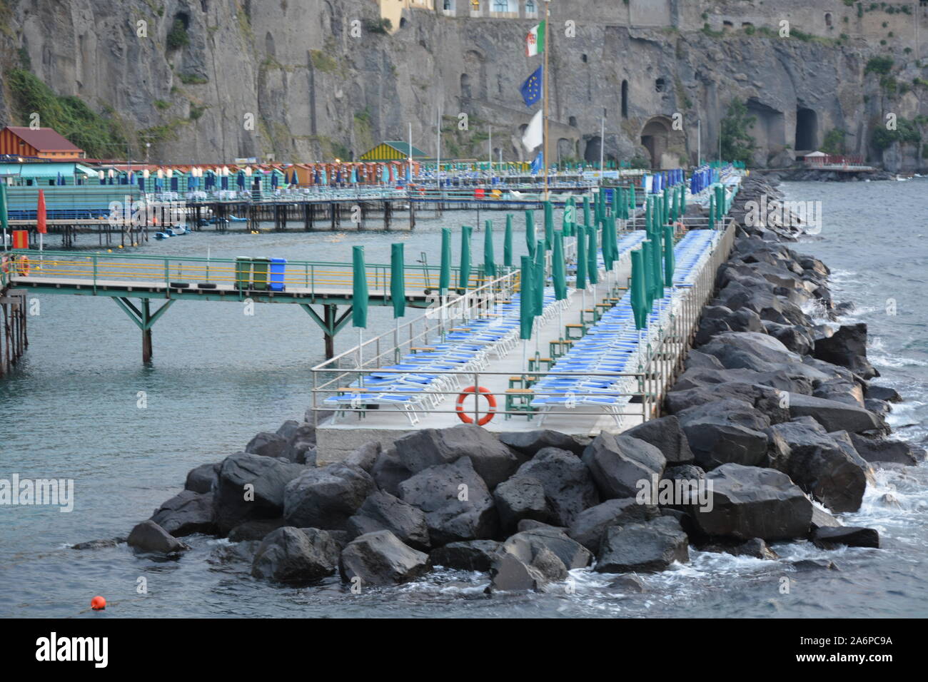 SORRENTO, Italia - 23 agosto 2018: Peter Beach Club Ristorante e Cocktail Bar a Sorrento al tramonto Foto Stock