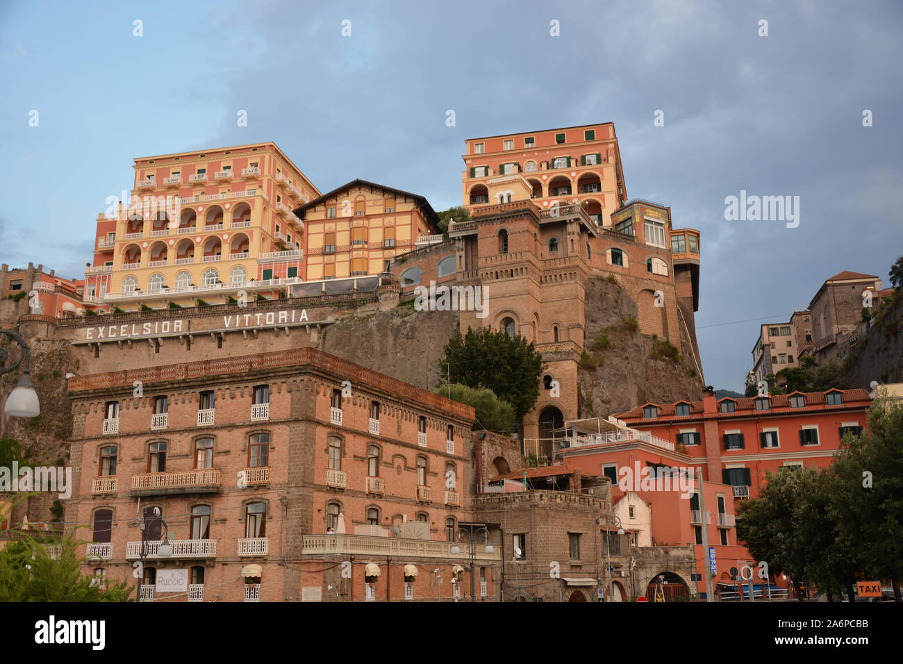 SORRENTO, Italia - 23 agosto 2018: Sorrento vista della città di sera Foto Stock
