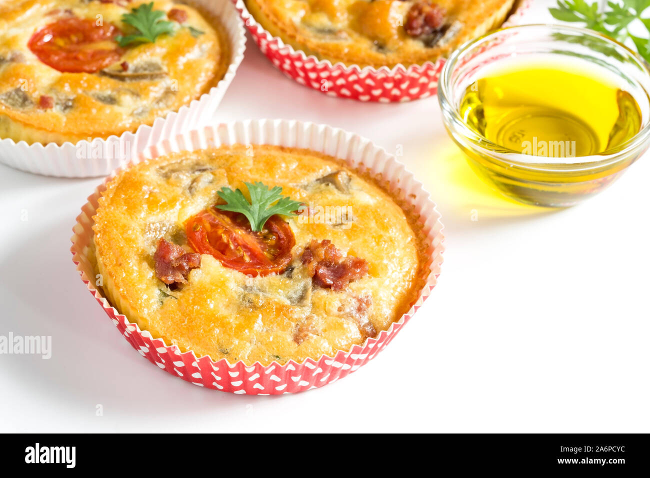 Crostate con uova prosciutto e pomodoro ciliegino Foto Stock