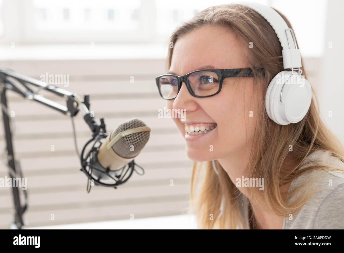 Radio concetto host - Close-up ritratto di donna presentatore radio con cuffie Foto Stock