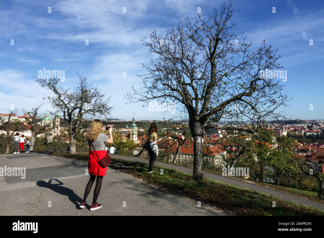 Persone a piedi, gita di un giorno in una giornata di sole Praga Petrin collina parco Mala Strana Repubblica Ceca Foto Stock