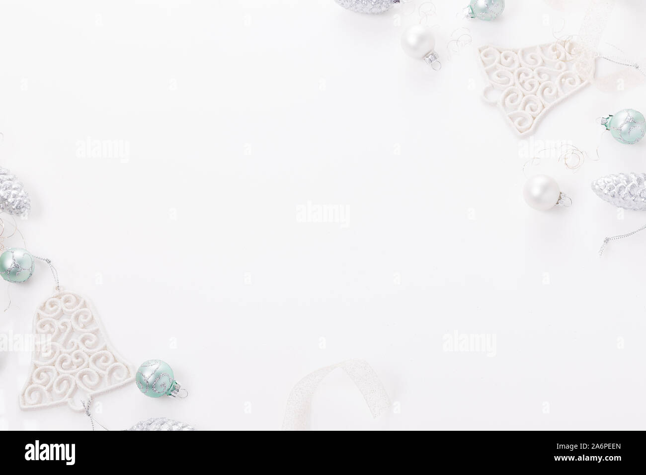 Composizione di natale. Le palle di Natale, blu e argento decorazioni su sfondo bianco. Foto Stock