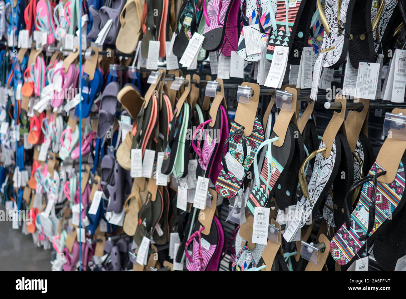 Donne sandali all'interno di Decathlon, attrezzature sportive e il negozio di abbigliamento a Dalian, Cina 11/6/19 Foto Stock